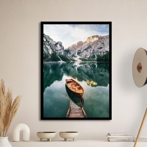 Green lake and a boat I αφίσα κάδρο  Αφίσα πόστερ με μαύρη κορνίζα