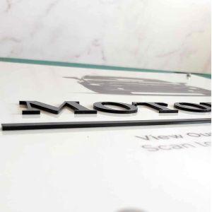 Πινακίδα εκτύπωση σε λευκό plexiglass, συνδυασμός με 3d κείμενο κοπή laser 2