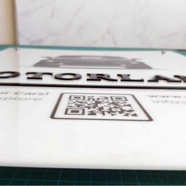 Πινακίδα εκτύπωση σε λευκό plexiglass, συνδυασμός με 3d κείμενο κοπή laser