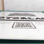 Πινακίδα εκτύπωση σε λευκό plexiglass, συνδυασμός με 3d κείμενο κοπή laser