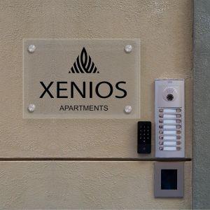 Πινακίδα εισόδου, διάφανο plexiglass, μαύρα γράμματα