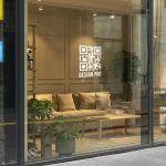 Αυτοκόλλητο βιτρίνας QR code με λογότυπο, λευκό