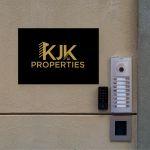 Πινακίδαεπιχείρησης μαύρο plexiglass, χρυσά γράμματα βινυλίου 