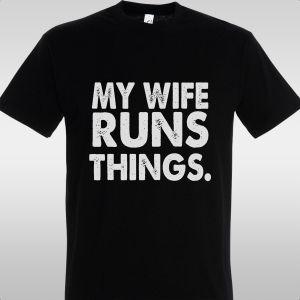 Μπλουζάκι My wife, runs things