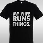 Μπλουζάκι My wife, runs things