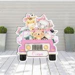 Παρέα ροζ ζωάκια σε τζιπάκι με τροπικά φύλλα, ξύλινη φιγούρα εκτυπωμένη