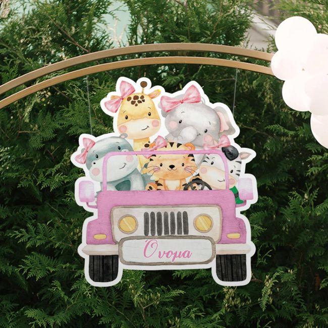 Παρέα ροζ ζωάκια σε τζιπάκι με τροπικά φύλλα, ξύλινη φιγούρα εκτυπωμένη