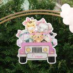 Παρέα ροζ ζωάκια σε τζιπάκι με τροπικά φύλλα, ξύλινη φιγούρα εκτυπωμένη