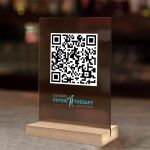 Plexiglass φουμέ, QR άσπρος, με λογότυπο, κριτική στο Google