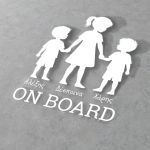 Αυτοκόλλητο αυτοκινήτουΚορίτσι 2 Αγοράκια με ονόματα Όψη 4