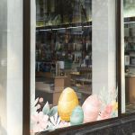 Μπορντούρα αυτοκόλλητο Πασχαλινής βιτρίνας με λουλούδια και αυγά Όψη 1