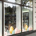 Μπορντούρα αυτοκόλλητο Πασχαλινής βιτρίνας με λουλούδια και αυγά Όψη 2