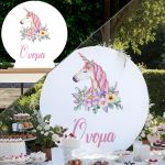 Στρογγυλή ξύλινη πινακίδα, Μονόκερος ακουαρέλα με ζωγραφιστά λουλούδια, με προσαρμοσμένο όνομα σε πάρτι.