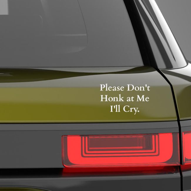 Λευκό αστείο αυτοκόλλητο αυτοκινήτου 'Please Don't Honk at Me I'll Cry', ανθεκτικό βινύλιο για όχημα.