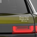 Λευκό αστείο αυτοκόλλητο αυτοκινήτου 'Please Don't Honk at Me I'll Cry', ανθεκτικό βινύλιο για όχημα.