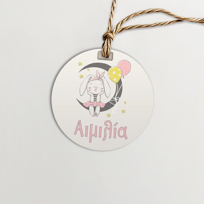 Καρτελάκια βάπτισης Dreaming bunny girl, στρογγυλά ευχαριστήρια για μπομπονιέρες με κουνελάκι σε ροζ και γκρι.