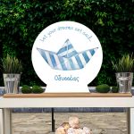 Ξύλινη πινακίδα candy bar με ριγέ χάρτινο καραβάκι εκτύπωση.