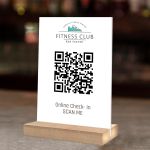 Πινακίδα QR για online check-in, λευκή, προσωποποιημένη