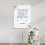 Πίνακας υποδοχής βάπτισης σε καμβά με μπλε floral σχέδιο, τοποθετημένος σε ξύλινο καβαλέτο.