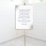 Πίνακας υποδοχής βάπτισης σε καμβά με μπλε floral σχέδιο, πάνω σε ξύλινο καβαλέτο.