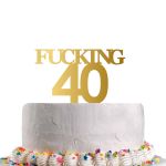 FUCKING 40" χρυσό ακρυλικό cake topper σε λευκή τούρτα. Άμεσο, τολμηρό στυλ.