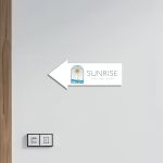 Πινακίδα plexiglas βέλος εκτυπωμένο κείμενο ή λογότυπο