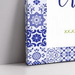 Κάθετος πίνακας βάπτισης σε καμβά, μπλε πλακάκια Azulejo. Λευκή επιφάνεια, περίγραμμα με μπλε σχέδια.