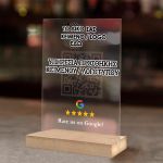 Πινακίδα plexiglass QR κωδικός Google αξιολόγησης, με 5 αστέρια. Διαφανές υλικό σε ξύλινη βάση, σε πάγκο.