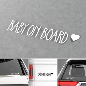 Αυτοκόλλητο βινυλίου "Baby on Board ♥", γραφή χεριού. Επίδειξη σε γκρι φόντο και εφαρμογή σε όχημα.