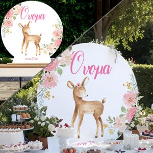 Ξύλινη στρογγυλή πινακίδα candy bar, ελαφάκι με ροζ λουλούδια, σε εξωτερικό χώρο.