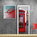 Αυτοκόλλητο πόρτας Αγγλικός τηλεφωνικός θάλαμος , ασπρόμαυρος ουρανός