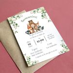 Προσκλητήριο βάπτισης Η μεγάλη παρέα με ζωάκια του δάσους και φάκελο σε ροζ φόντο.