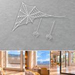 Λευκό αυτοκόλλητο Halloween ιστός αράχνης σε γκρι τοίχο και τζάμι βιτρίνας