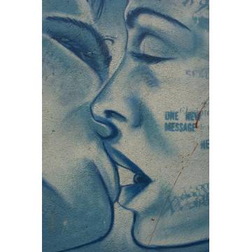 Αυτοκόλλητο πόρτας Kiss on wall 2