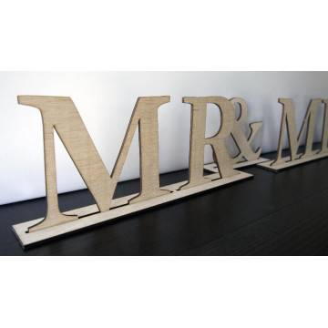 Wooden sign Mr and Mrs 2