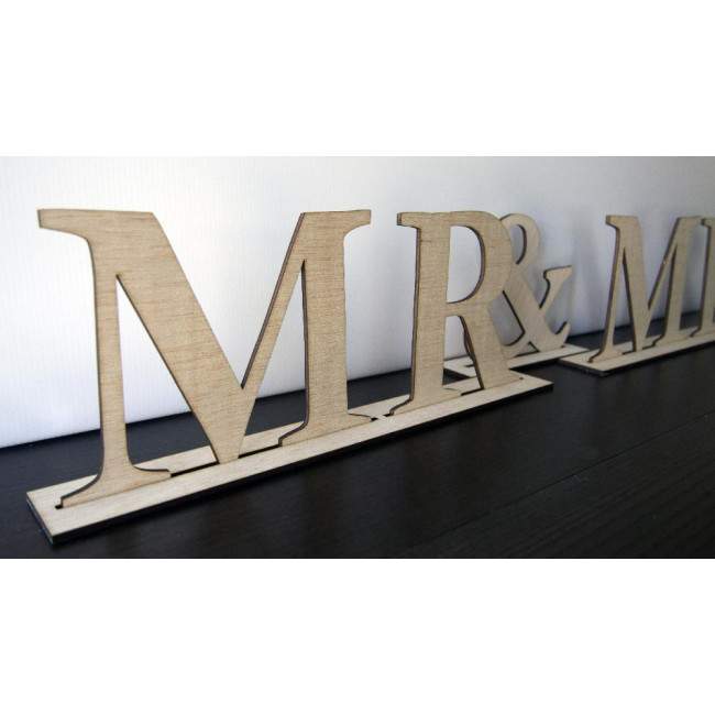 Ξύλινη πινακίδα, Mr and Mrs