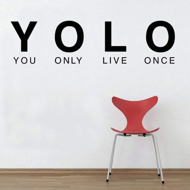 Αυτοκόλλητο τοίχου φράσεις. YOLO ( You only live once)