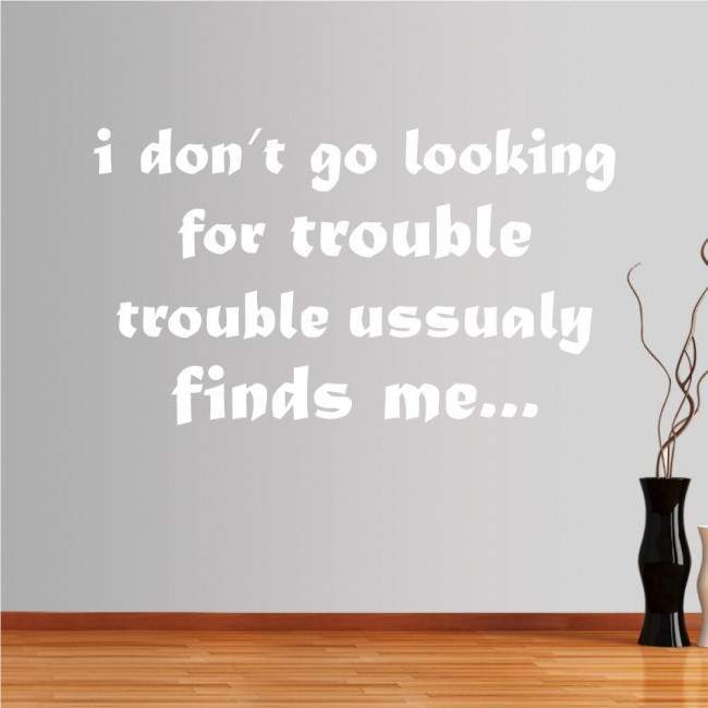 Αυτοκόλλητα τοίχου φράσεις. I don't go looking for trouble..