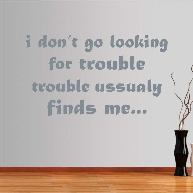 Αυτοκόλλητα τοίχου φράσεις. I don't go looking for trouble..