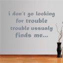 Αυτοκόλλητα τοίχου φράσεις. I don't go looking for trouble..