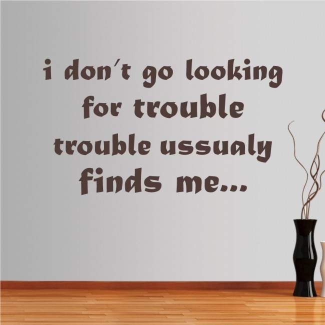 Αυτοκόλλητα τοίχου φράσεις. I don't go looking for trouble..