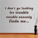 Αυτοκόλλητα τοίχου φράσεις. I don't go looking for trouble..