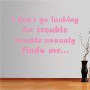 Αυτοκόλλητα τοίχου φράσεις. I don't go looking for trouble..