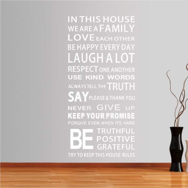 Αυτοκόλλητο τοίχου φράσεις. In This House We are Family