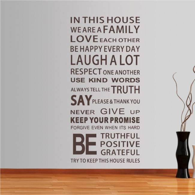 Αυτοκόλλητο τοίχου φράσεις. In This House We are Family