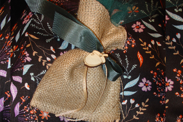 &Xi;ύ&lambda;&iota;&nu;&omicron; &beta;&epsilon;&lambda;&alpha;&nu;ί&delta;&iota; &chi;&alpha;&rho;&alpha;&gamma;&mu;έ&nu;&omicron; &mu;&epsilon; laser