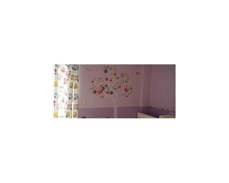 Τοποθέτηση  αυτοκόλλητου τοίχου σε παιδικό δωμάτιο με φωτογραφίες